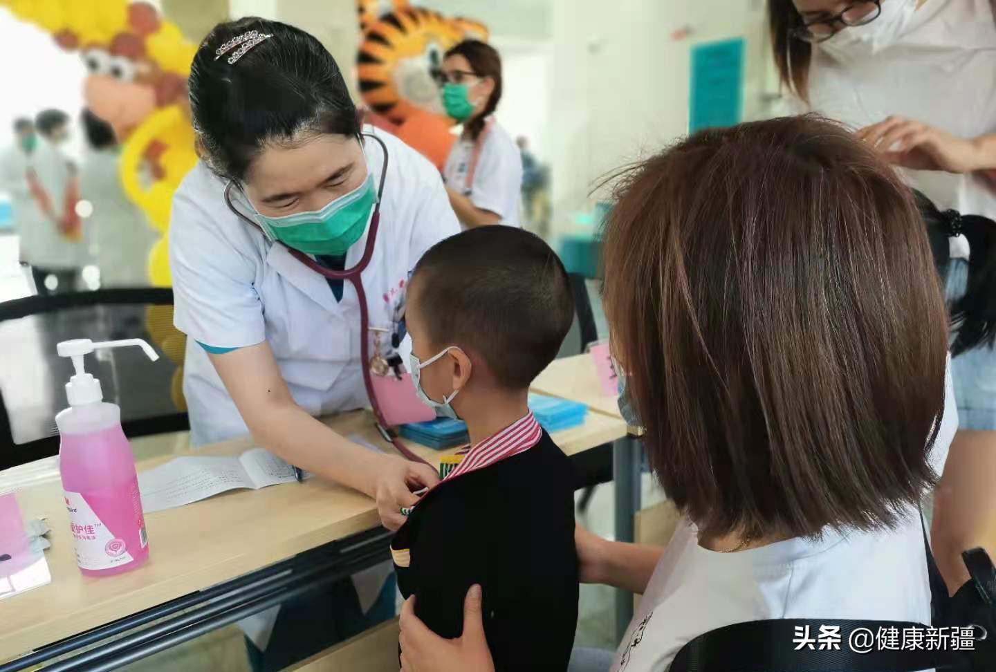 圖7義診現(xiàn)場專家為小朋友診斷