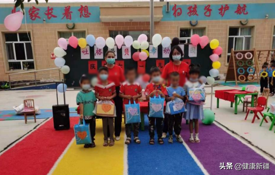 圖19為和田地區(qū)皮山縣固瑪鎮(zhèn)吐格曼貝西村幼兒園孩子送去禮物