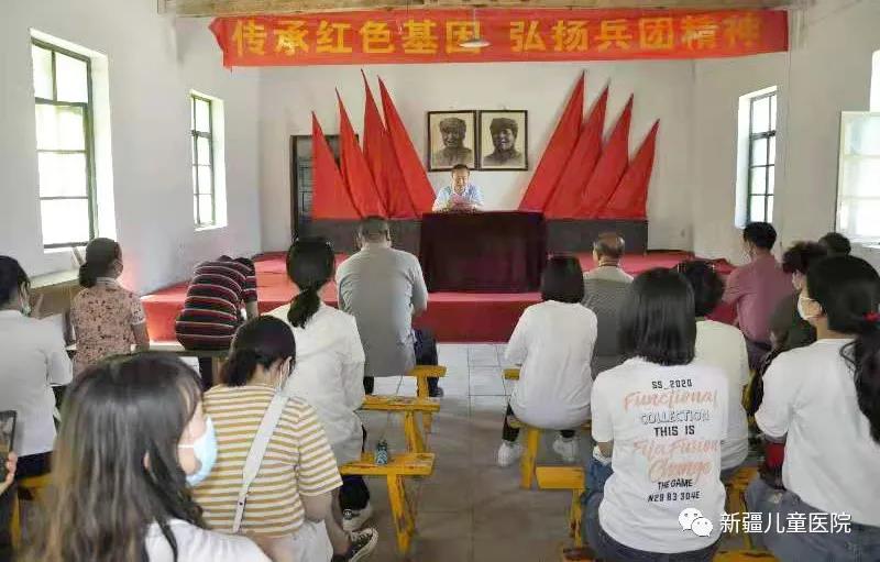 圖3-3黨員們聆聽自治區(qū)兒童醫(yī)院紀委書記韓啟明講述紅色故事