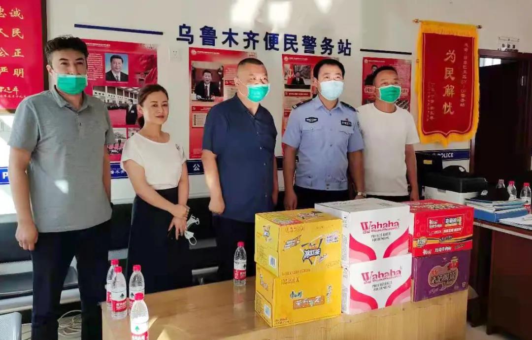 圖1-3牛偉亞一行為便民警務(wù)站送去慰問品