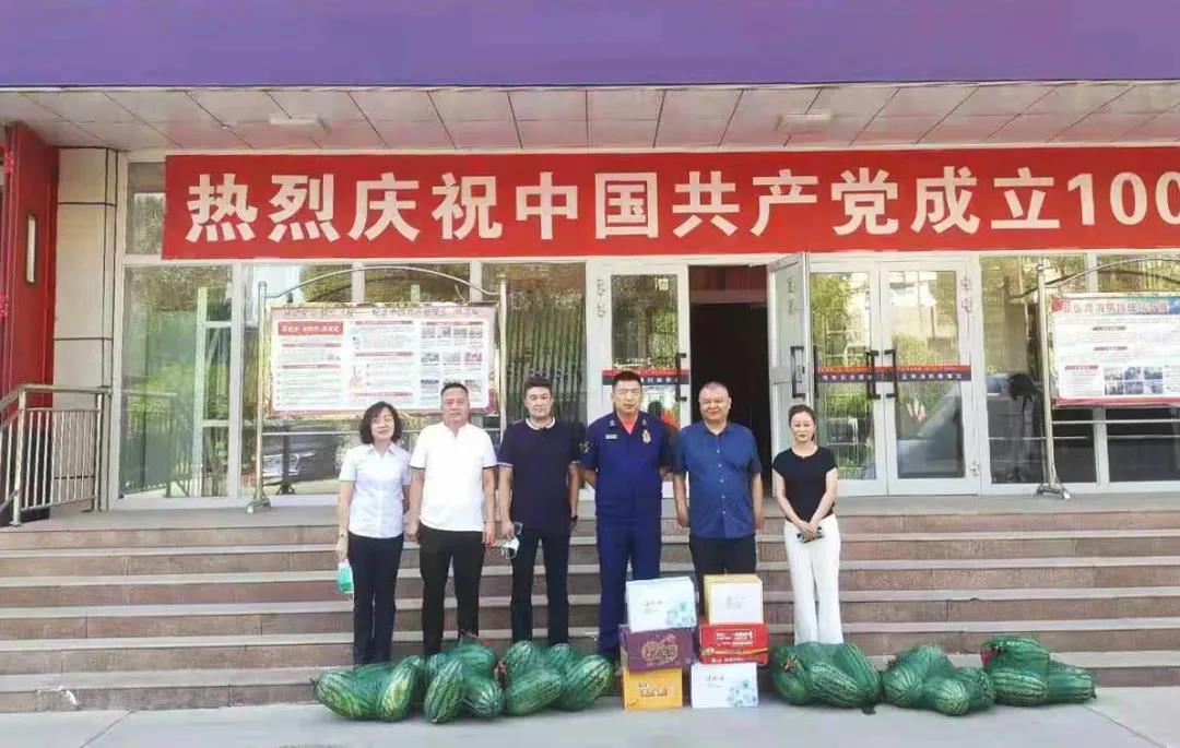 圖1-4牛偉亞一行來到烏魯木齊市沙依巴克區(qū)消防大隊(duì)看望并慰問應(yīng)急救援官兵