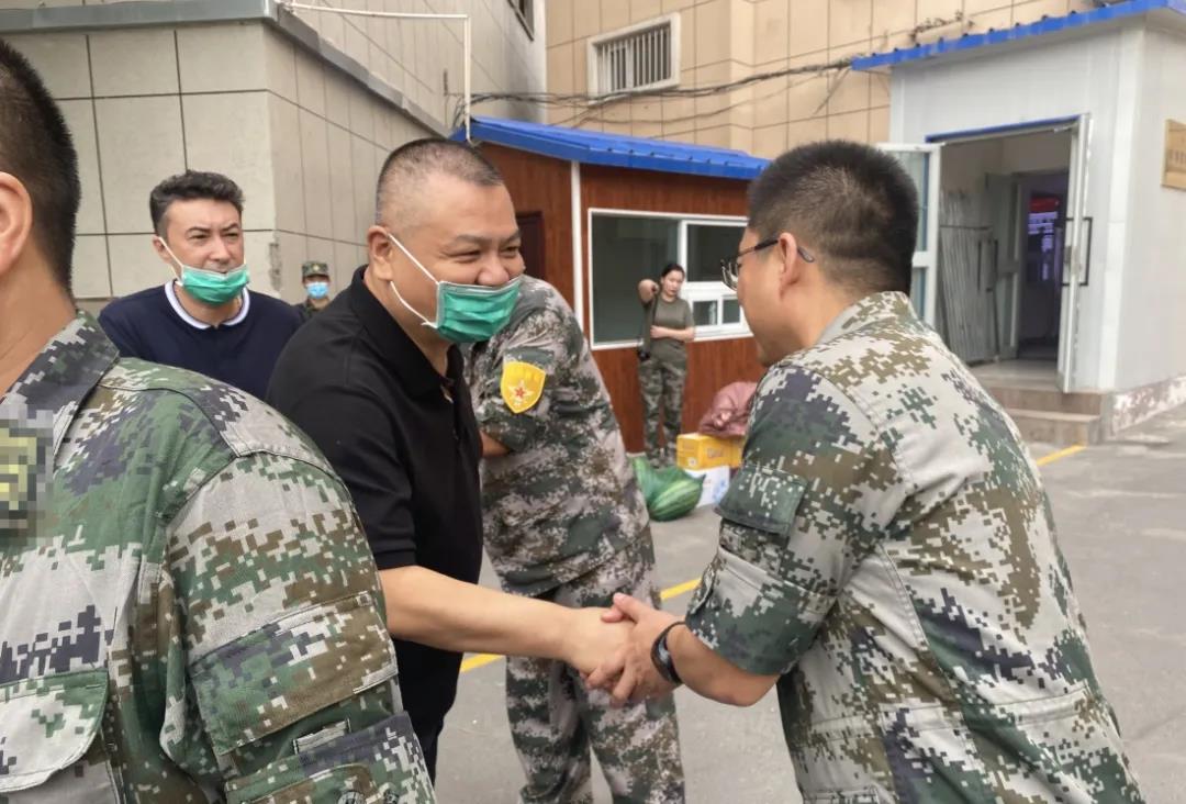 圖1-5牛偉亞一行抵達(dá)某陸軍預(yù)備役通信團(tuán)