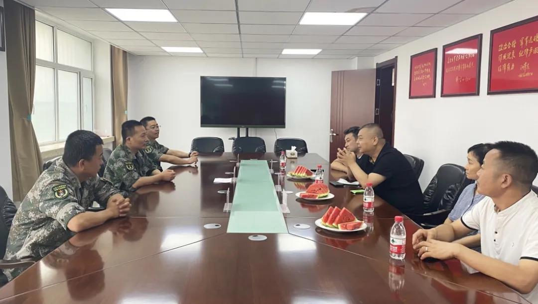 圖1-6牛偉亞與某陸軍預(yù)備役通信團(tuán)官兵們座談交流