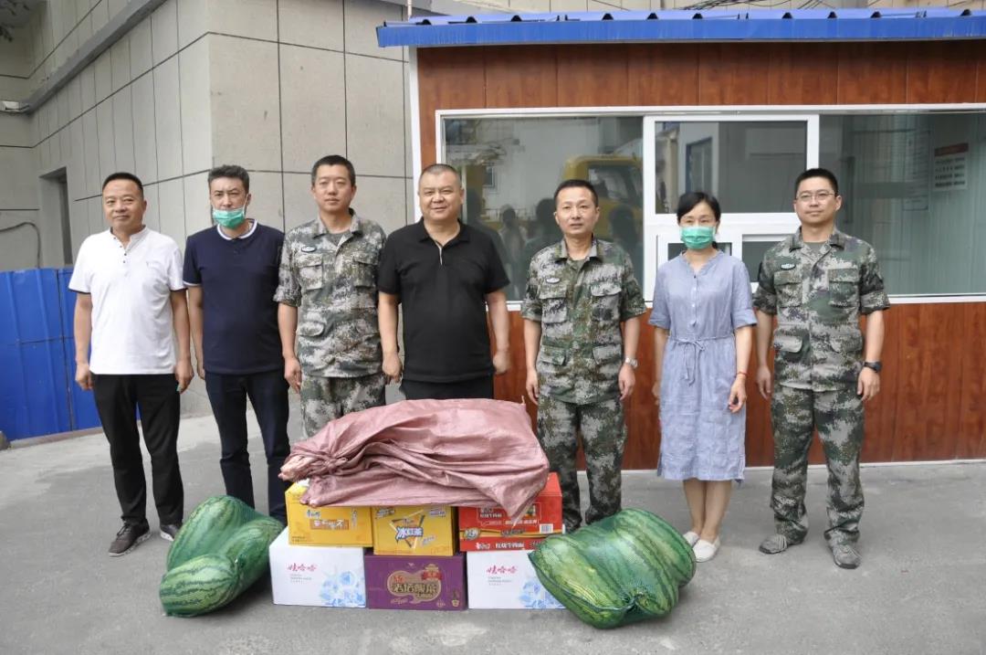圖1-7牛偉亞一行為某陸軍預(yù)備役通信團(tuán)送去慰問品
