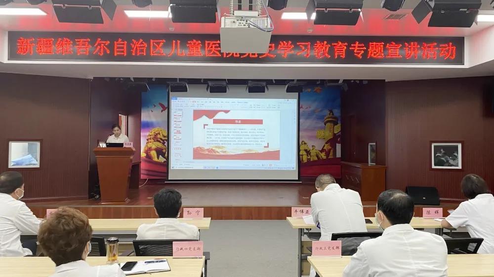 圖2：新疆職業(yè)大學(xué)教授張宏燕授課中