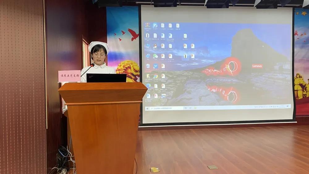 圖4：自治區(qū)衛(wèi)生健康委優(yōu)秀黨員代表、自治區(qū)兒童醫(yī)院臨床五支部黨員程云仙作表態(tài)發(fā)言
