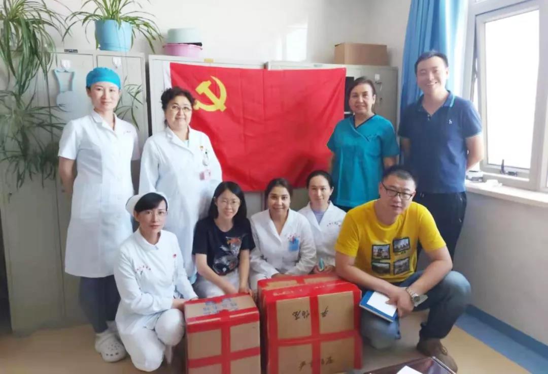 圖2-1：臨床九黨支部黨員為皮山縣闊什塔格鄉(xiāng)幼兒園的孩子們送來(lái)禮物